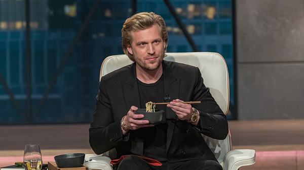 Investor Tillman Schulz probiert TADA Ramen - Foto: © RTL / Bernd-Michael Maurer