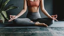 Frau macht Yoga - Foto: FreshSplash/iStock