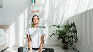 Frau in Yoga-Shirt - Foto: iStock/LightFieldStudios