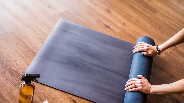 Mit einfachen Hausmitteln befreist du deine Yogamatte von Staub, Schweiß und Hautschuppen. - Foto: VisualCommunications/iStock