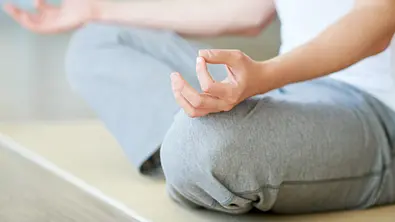Frau auf Yogamatte aus Schurwolle - Foto: iStock/mediaphotos
