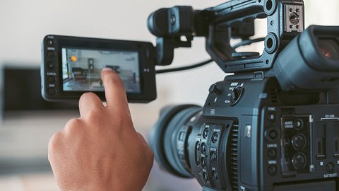 Symbolfoto: Philipp Mickenbecker ist als YouTuber tätig. - Foto: isil terzioglu/istock
