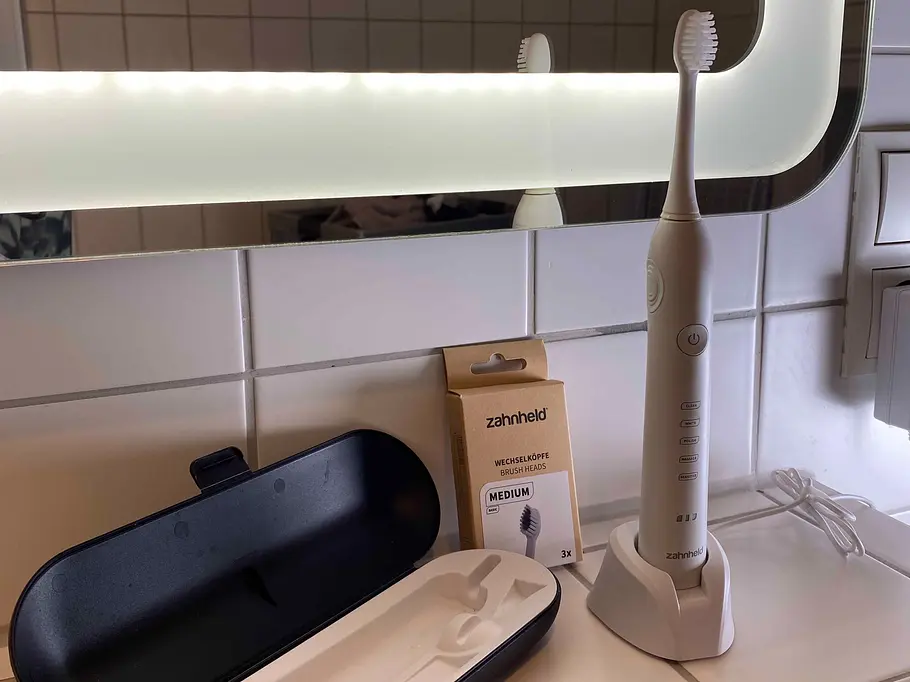 Die Zahnheld Zahnbürste mit Zubehör im Bad