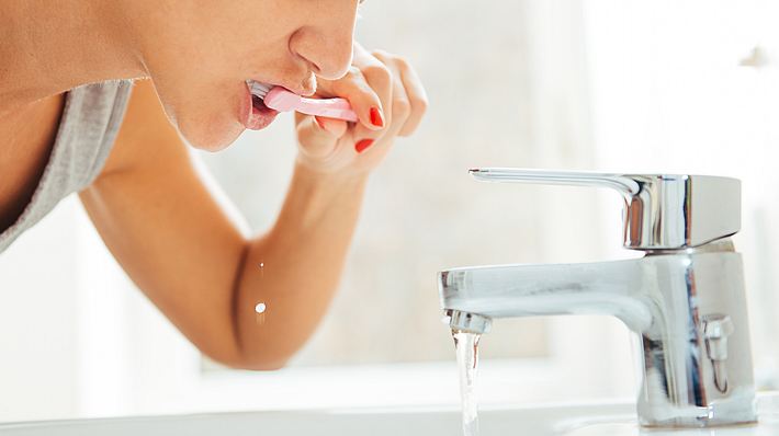 Zahnpasta mit Wasser ausspülen? Deshalb solltest du das niemals tun! - Foto: Drazen_/iStock