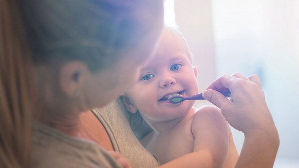 Zahnpflege bei Babys und Kleinkindern - Foto: iStock