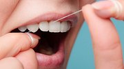 Zahnseide zwischen den Zähnen - Foto: Voyagerix/iStock