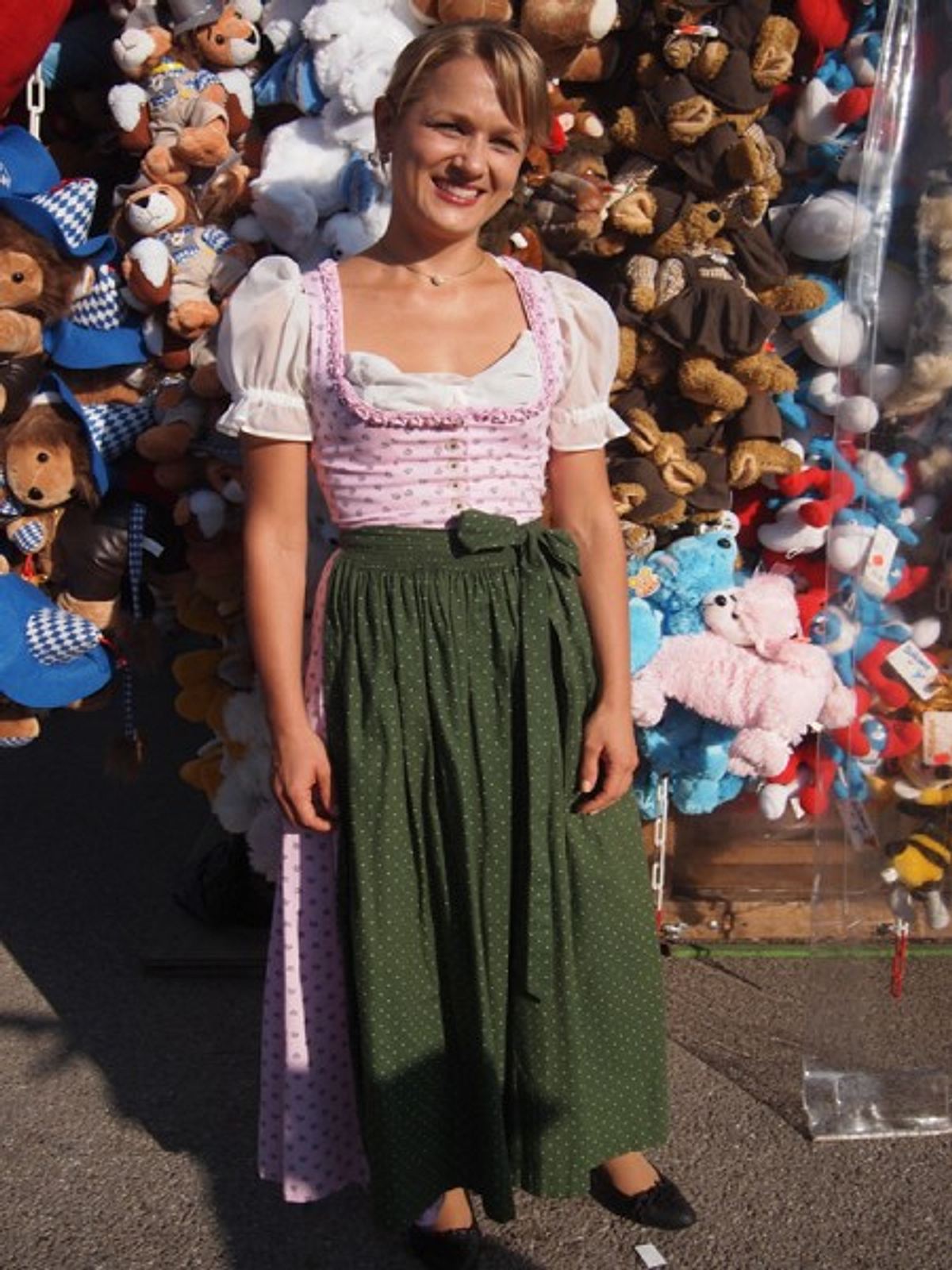 zartes rosa kuesst sattes gruen bei dem salzburger dirndl von kunigunde aus der bayerischen hauptstadt