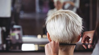 10 besonders freche Kurzhaarschnitte für Frauen mit grauen Haaren - Foto: Wavebreakmedia / iStock