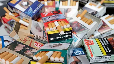 Verschiedene geöffnete Zigarettenpackungen mit Zigaretten - Foto:  IMAGO / Jens Schicke
