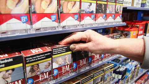 Böse Überraschung für Raucher! In diesem Discounter fliegen die Zigaretten raus - Foto: IMAGO / Eibner
