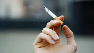 Brennende Zigarette in einer Frauenhand. - Foto: fuzznails/iStock Brennende Zigarette in einer Frauenhand. - Foto: fuzznails/iStock