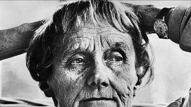 Astrid Lindgren blickt in die Ferne - Foto: imago images / Mary Evans