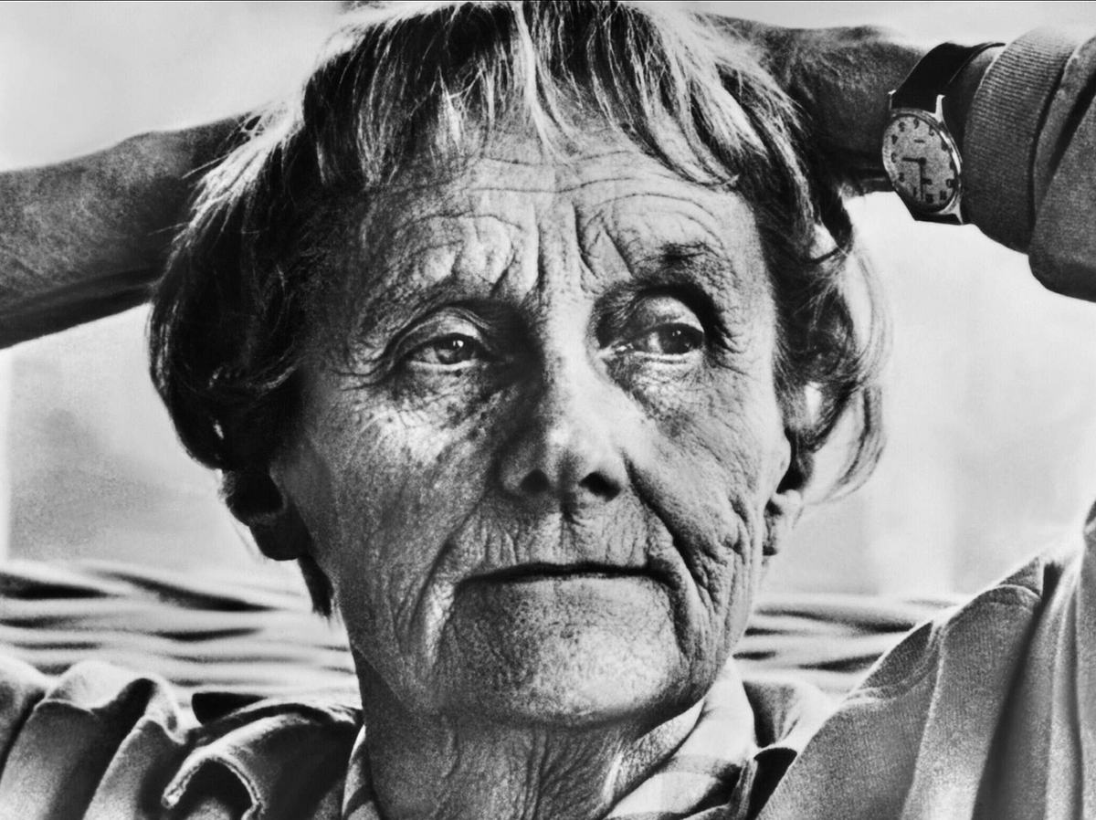 Astrid Lindgren blickt in die Ferne