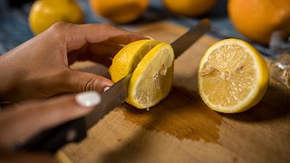 Nahaufnahme Zitronen schneiden - Foto: Ivan Posavec/iStock