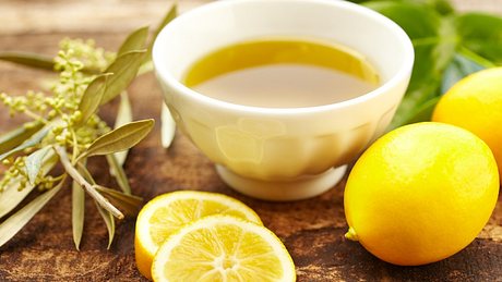 Zitronen-Olivenöl-Kur: Olivenöl mit Zitrone soll 30 Tage lang eingenommen werden - Foto: GSPictures/iStock