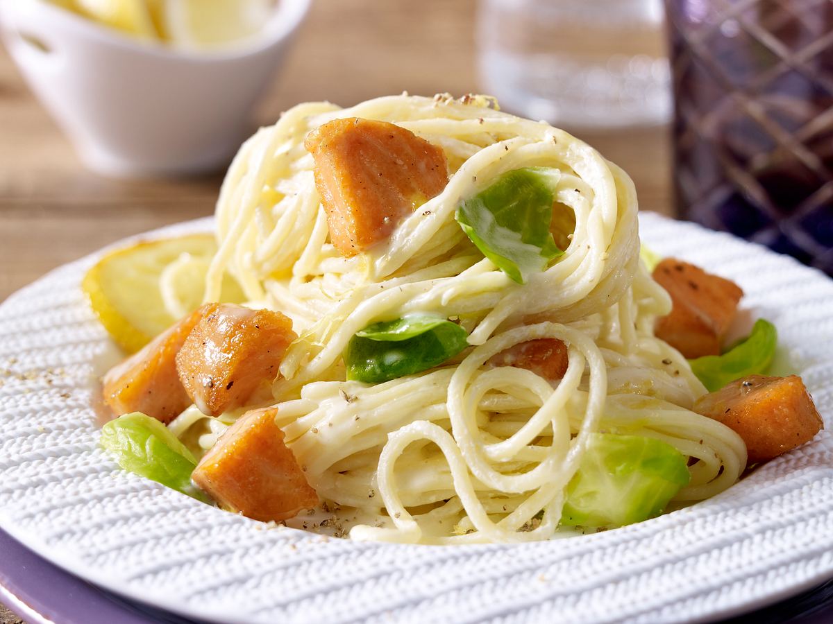 Zitronen-Spaghetti mit Lachs und Rosenkohl