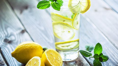 zitronenwasser jeden morgen - Foto: istock/Danilov