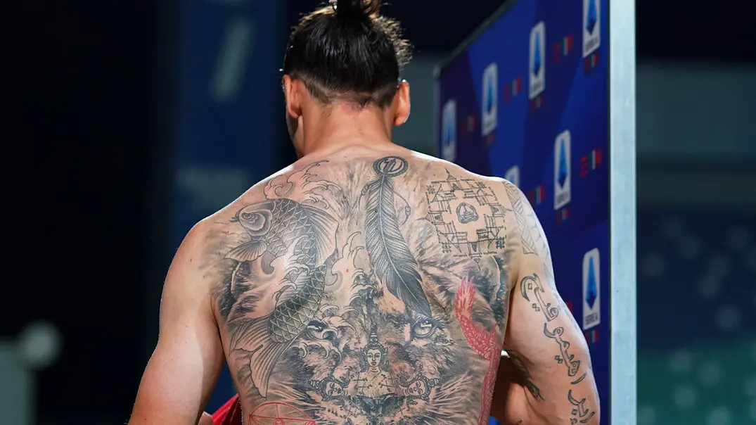 Zlatan Ibrahimovic hat ein ganz besonders auffälliges Tattoo am Rücken - Foto: IMAGO / LaPresse Zlatan Ibrahimovic hat ein ganz besonders auffälliges Tattoo am Rücken - Foto: IMAGO / LaPresse