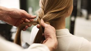 Diese einfachen Zopffrisuren mit Anleitung für jede Haarlänge liegen jetzt im Trend - Foto: Prostock-Studio/iStock