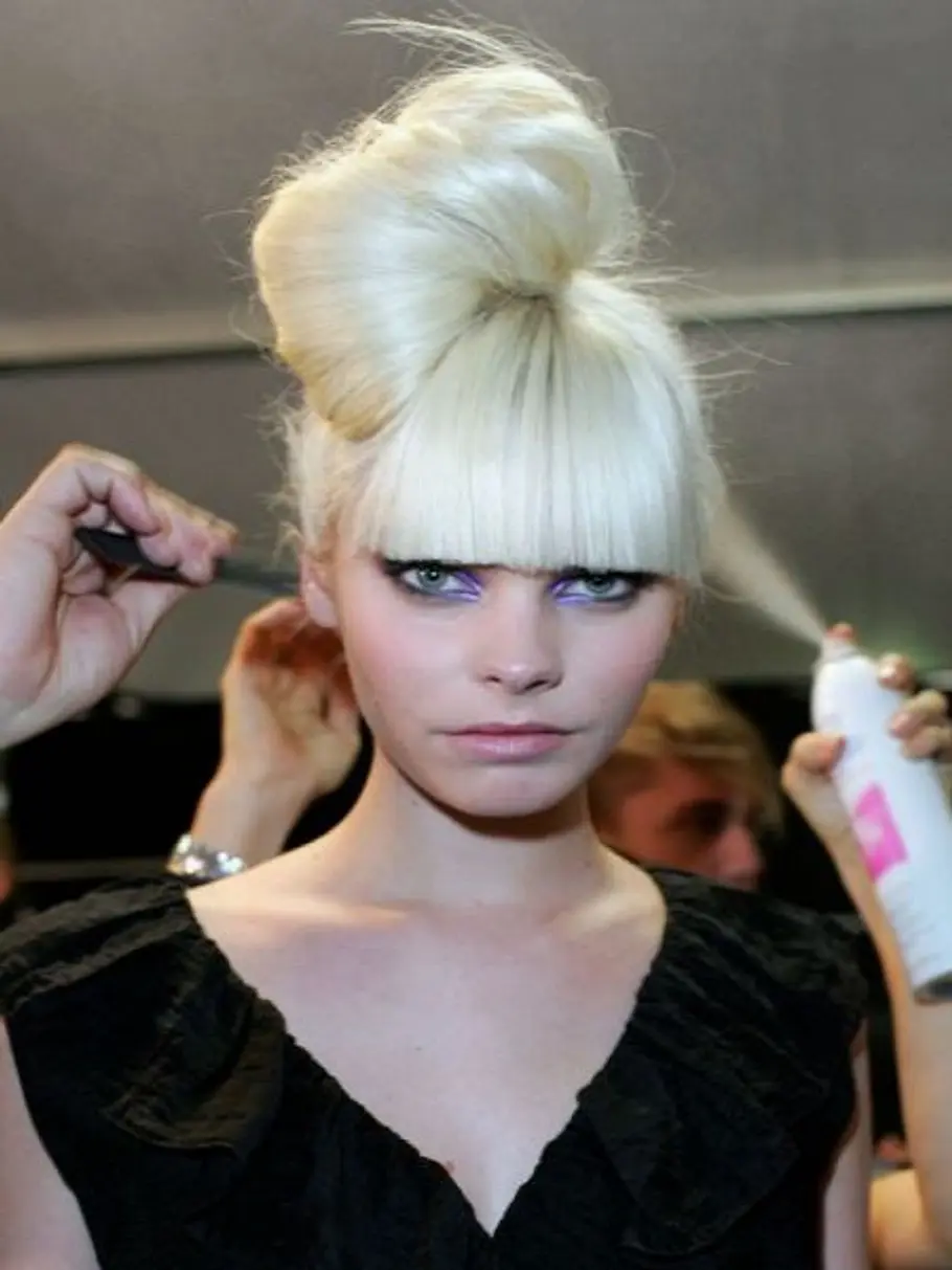 Die Haarfarbe ist zu blond, die Frisur zu hoch und der Pony zu grafisch Model mit verrückter blonder Frisur verzieht das Gesicht.