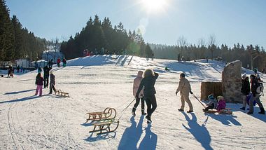 Ein erstes Skigebiet in Deutschland hat jetzt auf das Chaos der vergangenen Tage reagiert. - Foto: imago images / Becker&Bredel