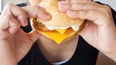 Das sind die fünf Warnzeichen deines Körpers, wenn du zu viel Fett isst. - Foto: iStock/sutteerug