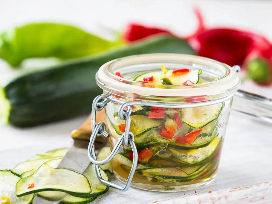 Zucchini einlegen ist ganz leicht und unheimlich praktisch. Zucchini einlegen ist ganz leicht und unheimlich praktisch.
