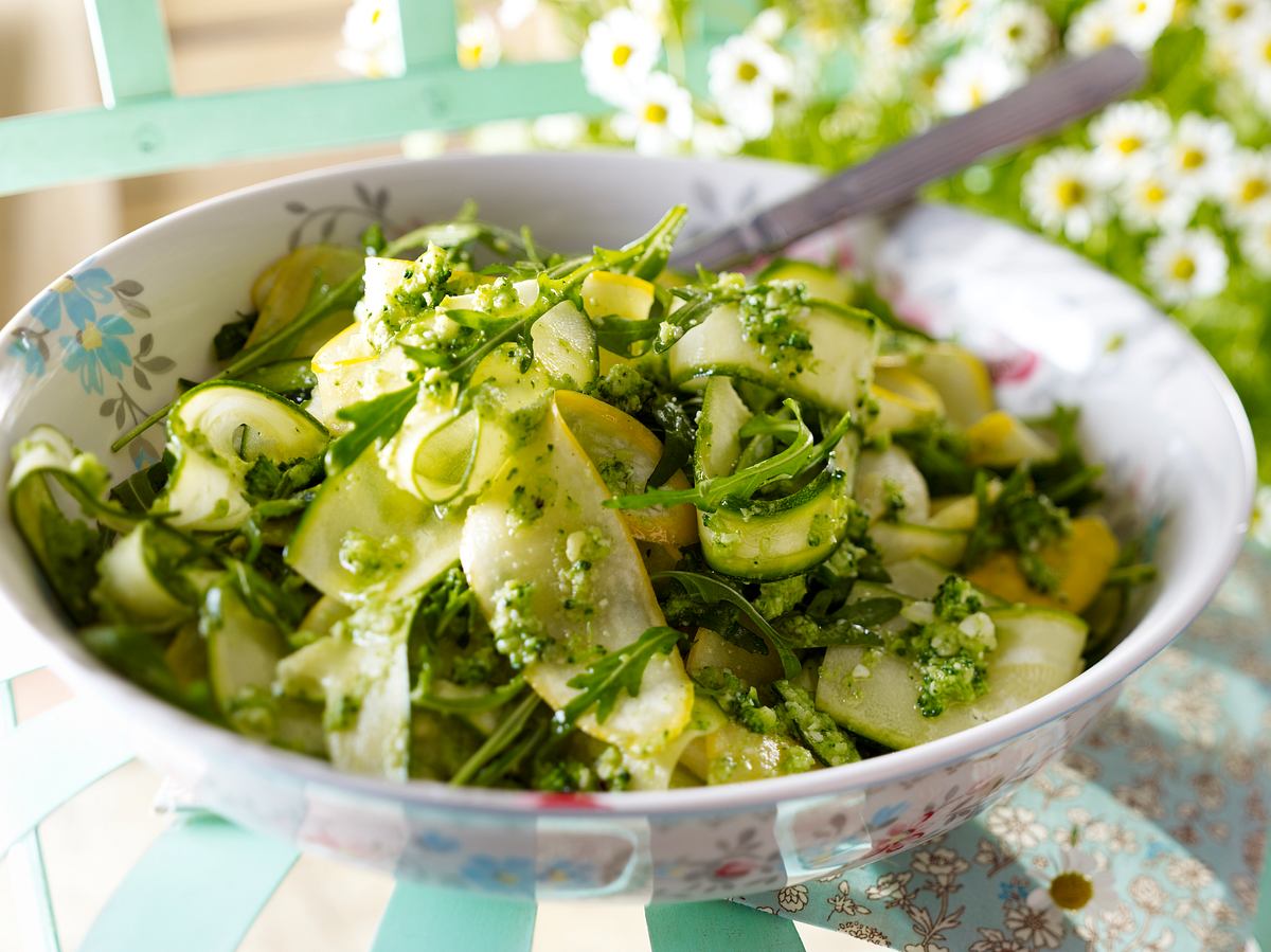 Zucchini-Salat mit Brokkoli-Pesto