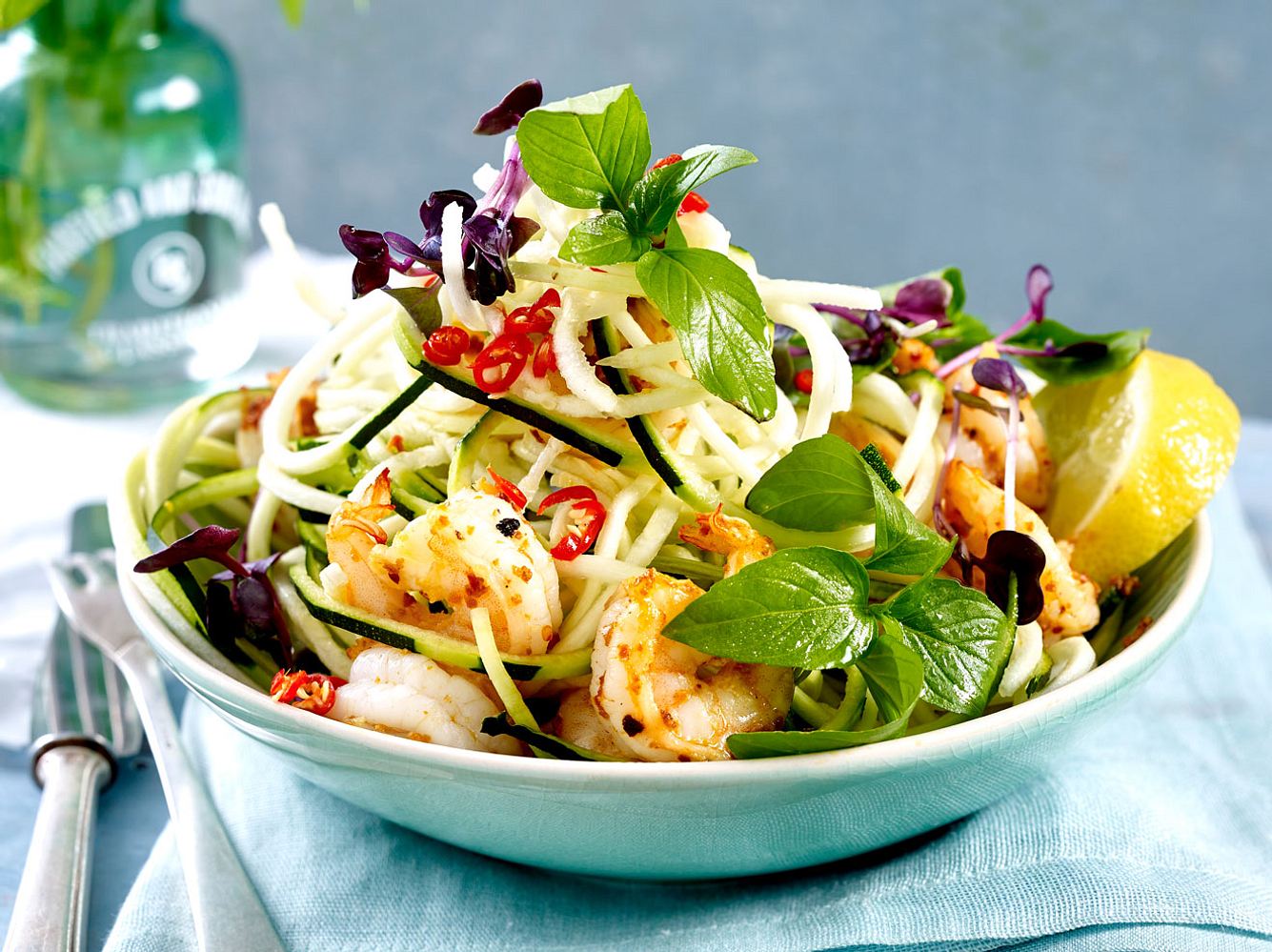 Zucchini-Spaghetti schmecken auch mit Meeresfrüchten, wie Garnelen. Zucchini-Spaghetti schmecken auch mit Meeresfrüchten, wie Garnelen.