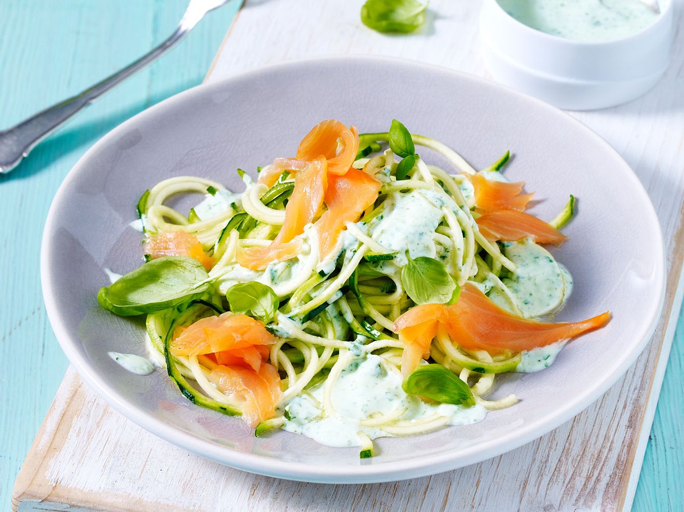 Zucchini-Spaghetti können in ein leckeres Low Carb-Gericht verwandelt werden. Zucchini-Spaghetti können in ein leckeres Low Carb-Gericht verwandelt werden.