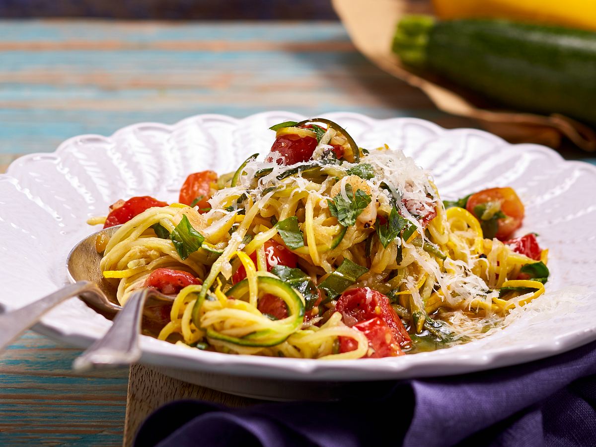 Zucchini-Spaghetti mit Kirschtomaten- Das Spiralschneider Rezept