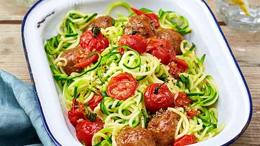 Zucchini-Spaghetti sind schnell gemacht und kalorienarm. - Foto: House of Food / Bauer Food Experts KG