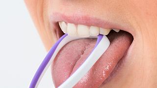 So kannst du deine Zunge optimal reinigen. - Foto: iStock/AndreyPopov