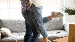 Wir haben Tipps fürs Zusammenziehen, mit denen die erste gemeinsame Wohnung ein reibungsloses Projekt wird. - Foto: iStock Wir haben Tipps fürs Zusammenziehen, mit denen die erste gemeinsame Wohnung ein reibungsloses Projekt wird. - Foto: iStock