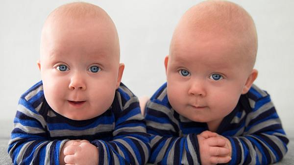 Zwillingsnamen - Foto: BorupFoto / iStock