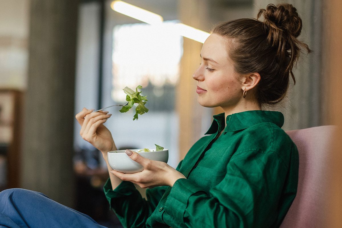 Eine Frau ist einen Salat (Themenbild)