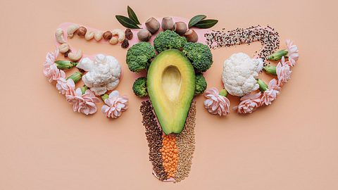 Eine an den Menstruationszyklus angepasste Ernährung kann sich positiv auswirken. - Foto: AdobeStock / Mikhaylovskiy